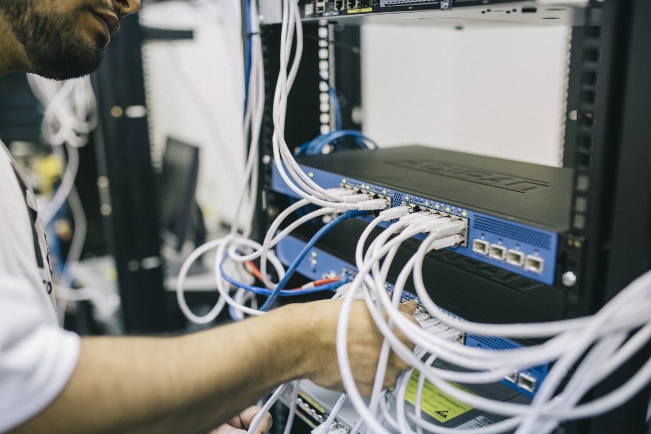 Conectando cable realizando tareas se soporte informatico